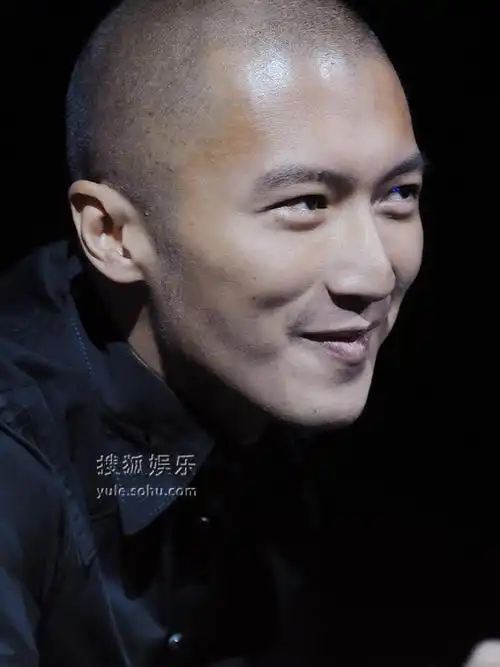 [5.25新闻]谢霆锋光头造型现身上海歌友会