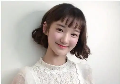 女生空气刘海露耳短发发型