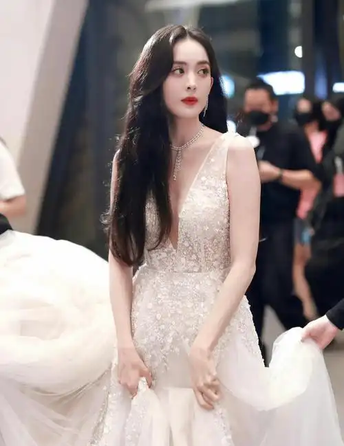 红毯上的古力娜扎娇艳如花时尚魅力