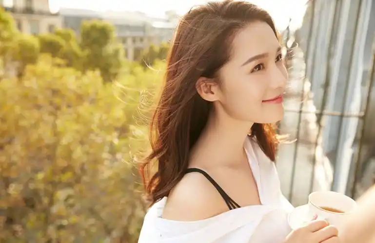 女演员李沁不断沉淀自己温润并且顽强宛若一朵绽放的雪莲