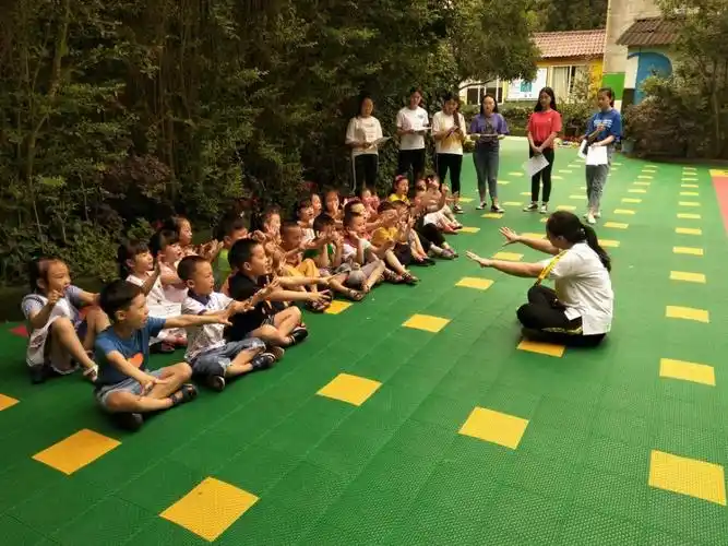 都江堰市新苗幼儿园陈筱兰老师在2018年6月7给小朋友上户外活动体育课