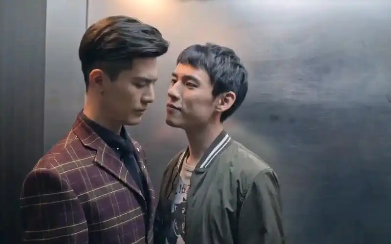 【history3圈套】电梯play把自己媳妇铐了