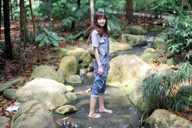 纯真唯美的少女 河边赤脚写真