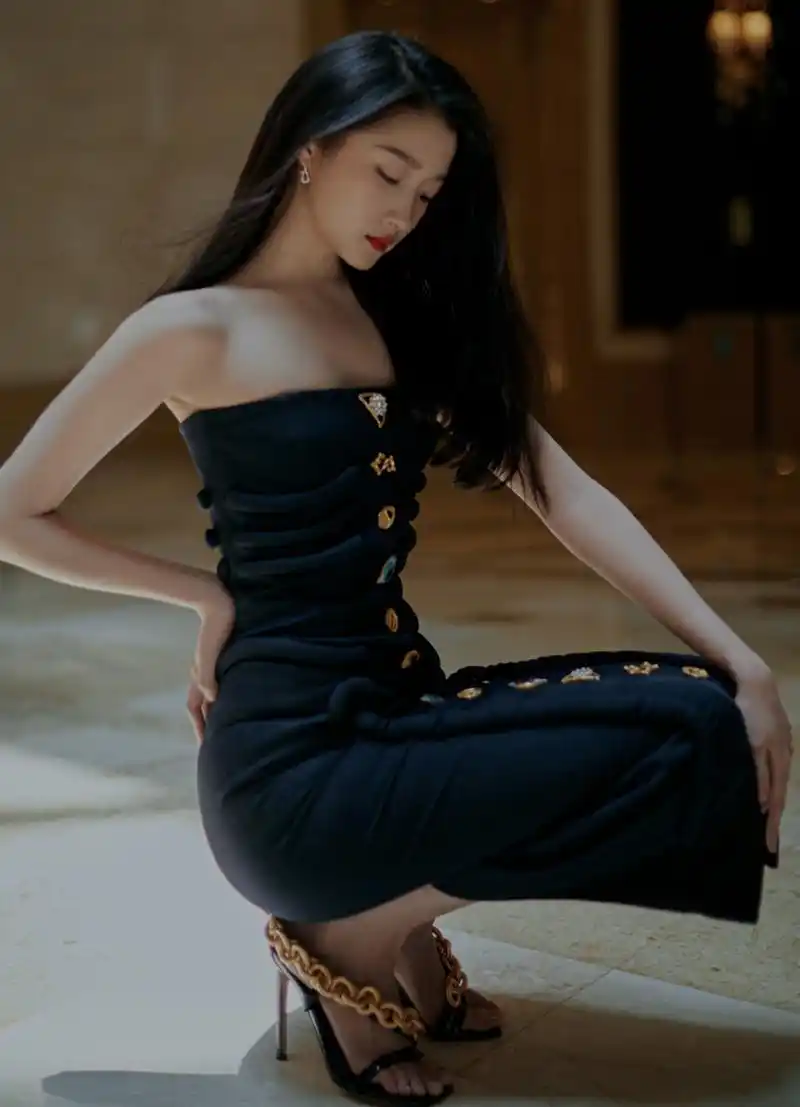 关晓彤黑金抹胸鱼骨裙这波什么水平