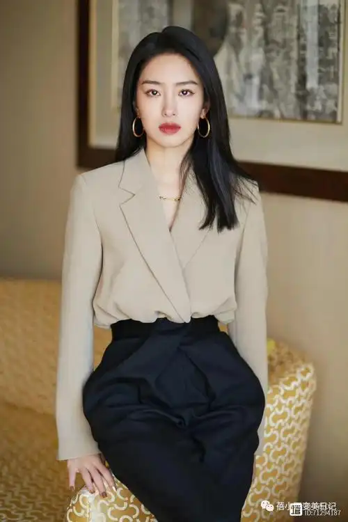 杨采钰穿这种短款的西装塞进高腰的裤子里,就可以改善自己的身材比例