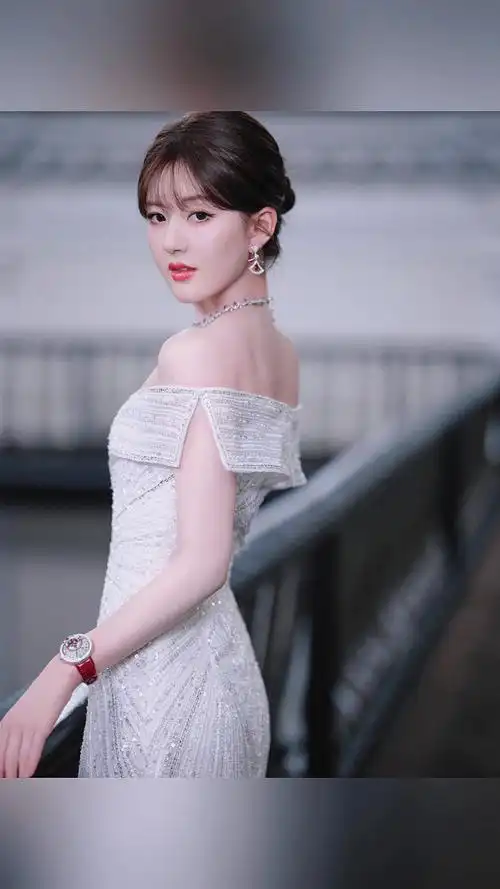 赵露思好美#赵露思今日品牌活动造型96,一袭白色露肩礼服高贵大气!