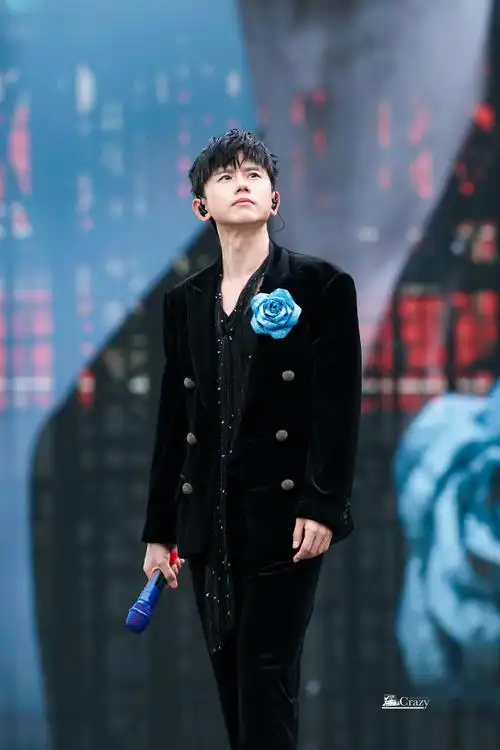 张杰超话#张杰未live开往1982巡回演唱会#  穿上西装  带上胸花  送入