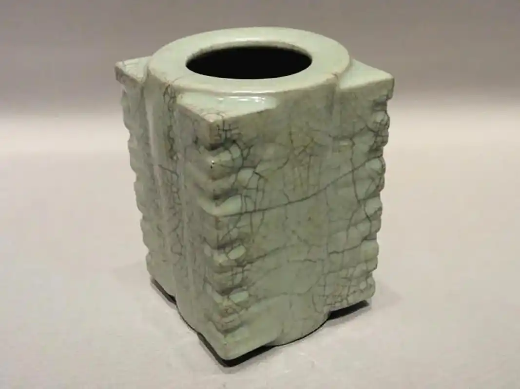 价值100亿韩币的 "南宋官窑青瓷琮式瓶"