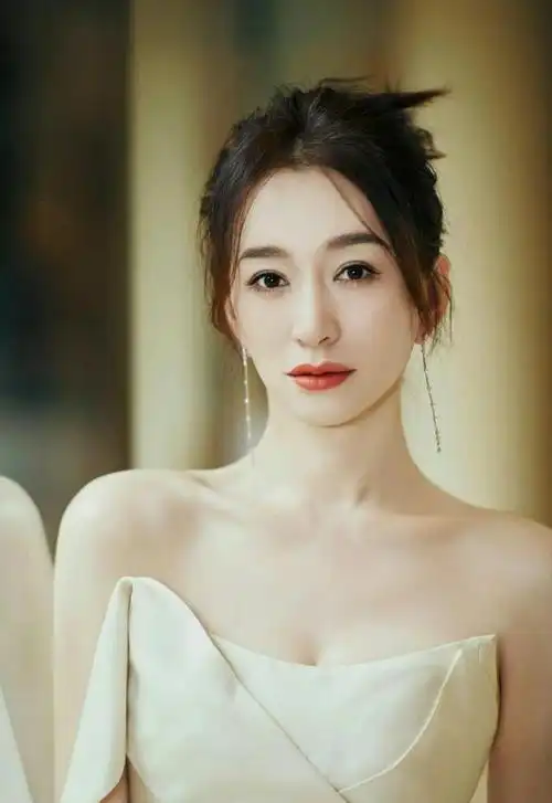 被北京美女"李小冉"惊艳到!穿抹胸裙变水蜜桃,性感又迷人