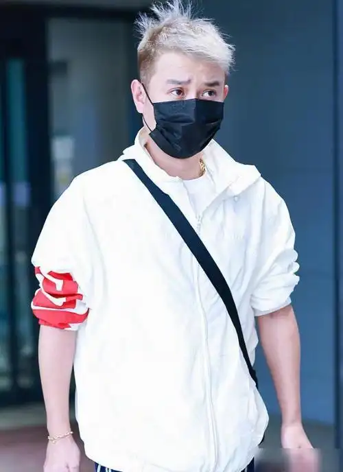 经过这顶灰色发型的修饰我们也可以很轻松就在文章身上感受到一种韩国