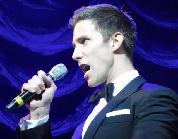 最近,澳大利亚男高音歌手 sam smith(萨姆·史密斯)讲述了自己人生的