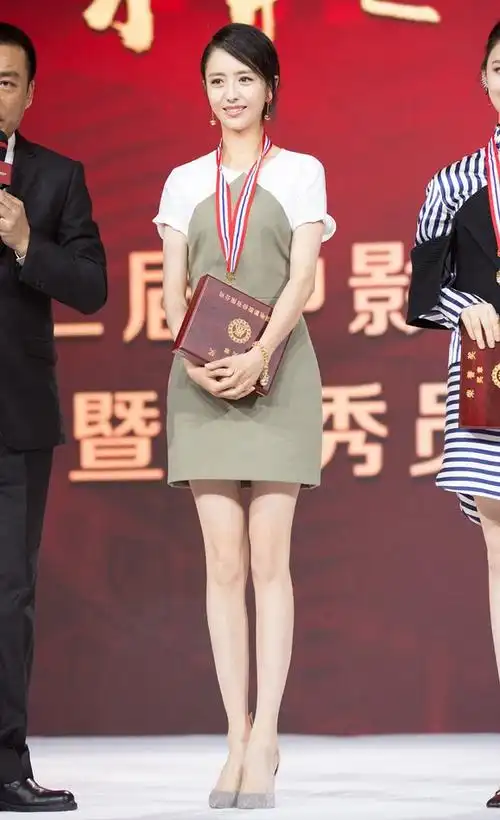 佟丽娅现身某活动穿短裙秀美腿大气端庄