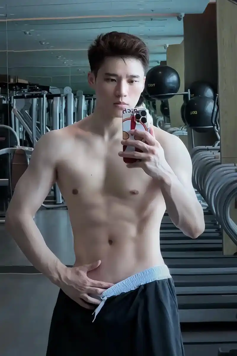 何妨如一颗星闪过.#翻烂相册也要配曾舜晞bgm #腹肌 #健 - 抖音