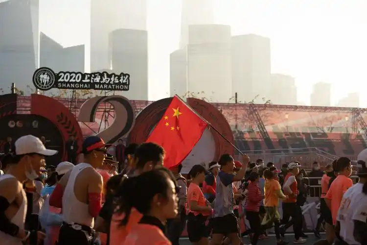 2020上海马拉松鸣枪起跑