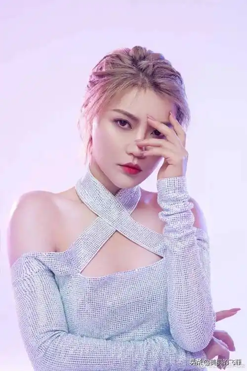 歌红人不红的庄心妍穿上丝袜,也可以这么好看,你喜欢听她的歌吗_音乐