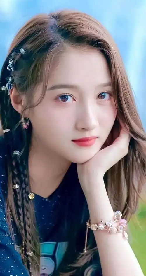 青春靓丽,甜美可爱的关晓彤,甜美动人!__财经头条