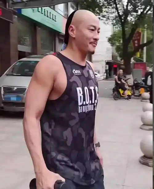 从歌手到演员,因饰演步惊云而走红,46岁的何润东大秀肌肉身材_健身