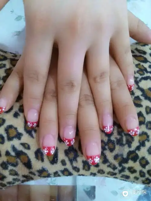 圆形红色手绘红色画花美甲图片