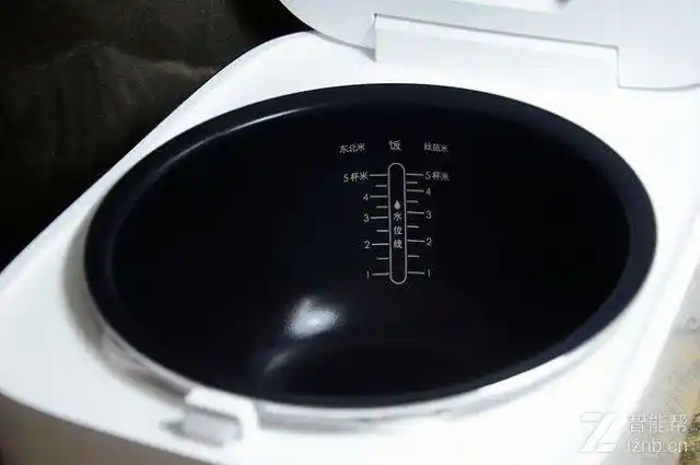 放上内胆则是这样的效果,锅内刻度线包括我们常用的米的水位线,另一边
