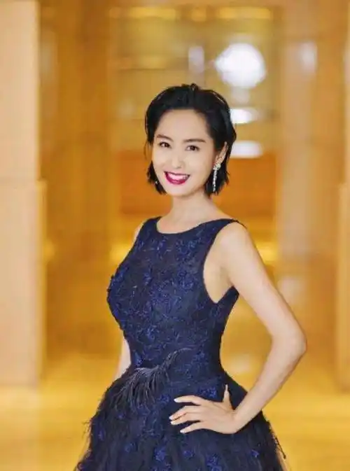 50岁朱茵近照曝光,穿白色无肩带裙秀身材,好身材终于出现了_时尚_时装