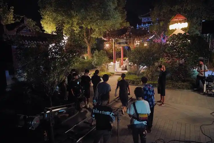 拍完最后一场夜戏,我杀青啦_高清图集_新浪网