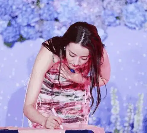 这可能是迪丽热巴唯一一次走光了,傲人身材遮不住,衣服都撕裂了