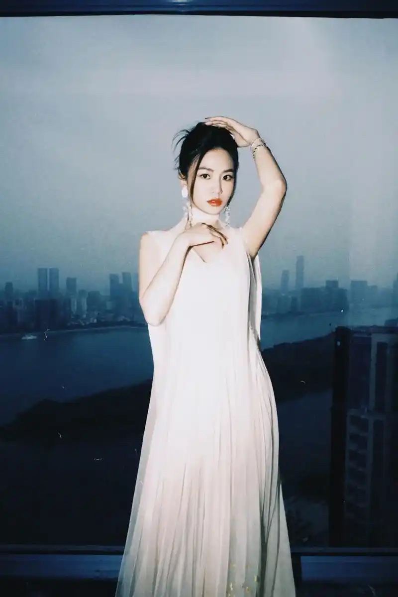 我用胶片机拍的黄英姐姐.#胶片 #黄英 #清冷气质 很荣幸又 - 抖音