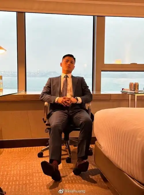 正装大叔来自水印