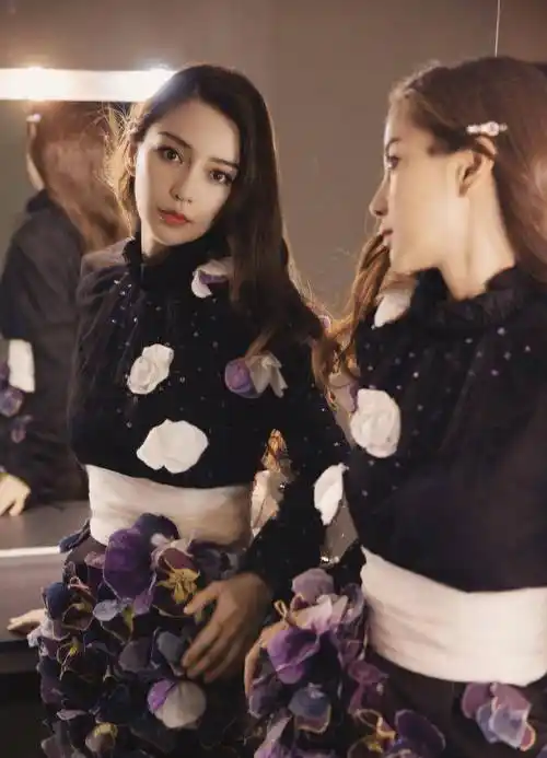 杨颖女团穿搭太惊艳,紧身亮片裙尽显骨感好身材,堪比人间芭比_造型