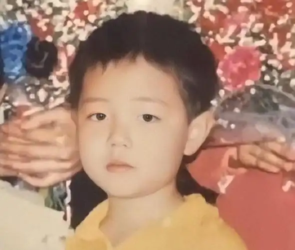 肖战儿时旧照曝光,身高优越稳居c位,自小就有"强迫症"?