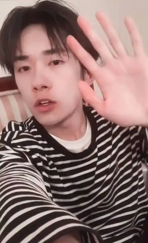 易烊千玺晒男友视角自拍,穿条纹衫素颜出镜,网友:颜值太逆天