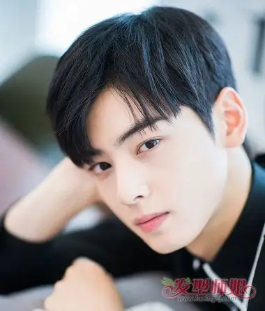 男生平下巴偏分内扣 短发发型