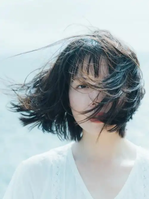 海边随风飘起的头发