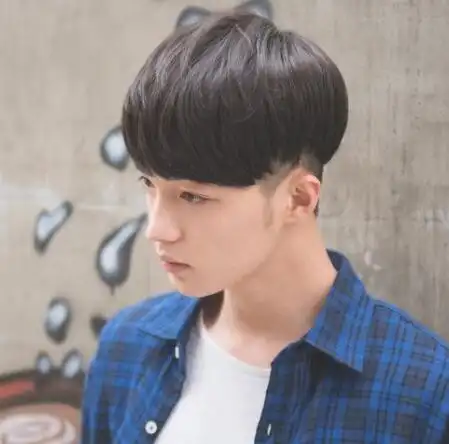 脸部线条偏刚毅一点的男学生,一款鬓角部分剃短的锅盖头短发发型,黑色