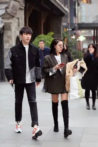 情人节撒狗粮 街拍大街上的时尚情侣组合