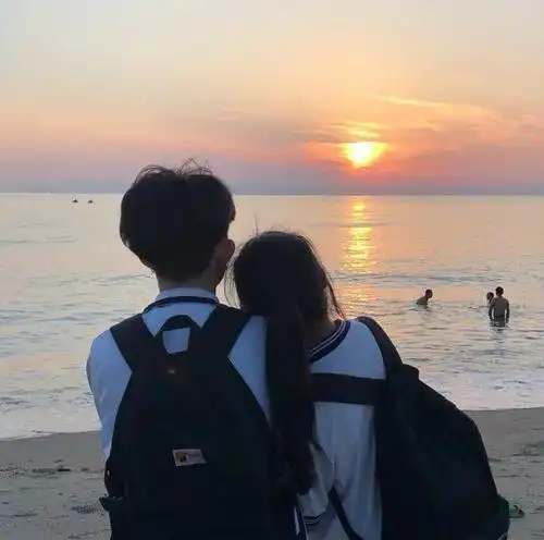 女高男矮的情侣头像: 你在身边时你是一切