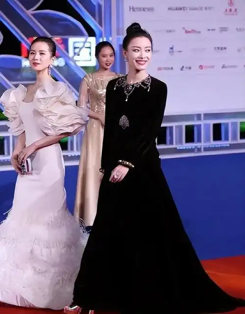 刘诗诗同框倪妮,一个穿着隆重却小家子气,一个随便一穿美成焦点