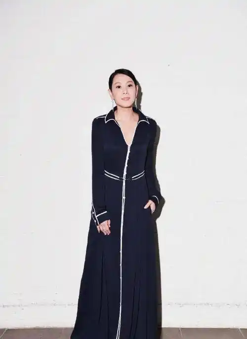 49岁刘若英真不一样了,只是剪款短发至少减龄15岁,未修图更惊艳_气质