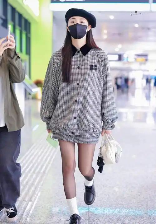 周洁琼现身机场,身穿格纹外套配黑丝,气质甜美又时髦_格子_效果_时尚