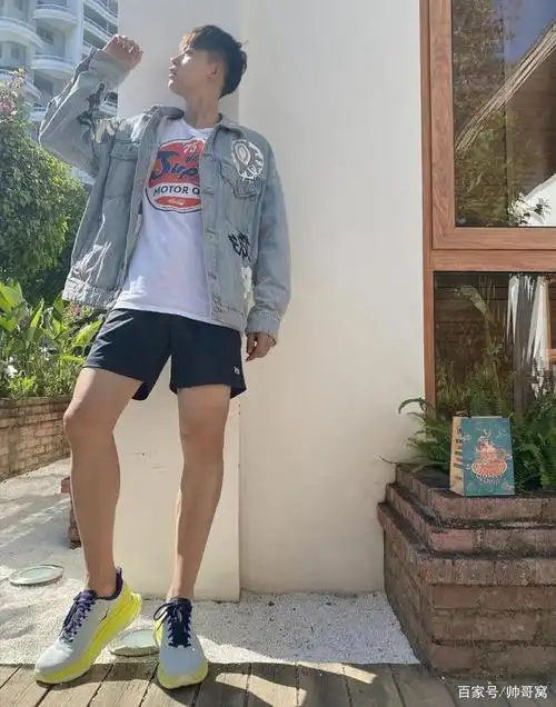 身高185大长腿文艺小哥哥,身材清瘦,爱好健身,穿衣有范更好看