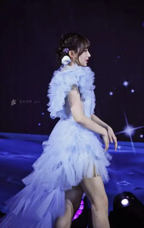 程潇冰雪蓝空气感纱裙