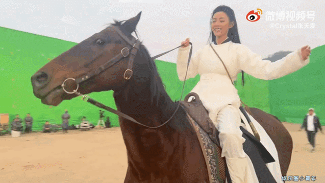张天爱说骑马超级解压##张天爱片场骑马花絮