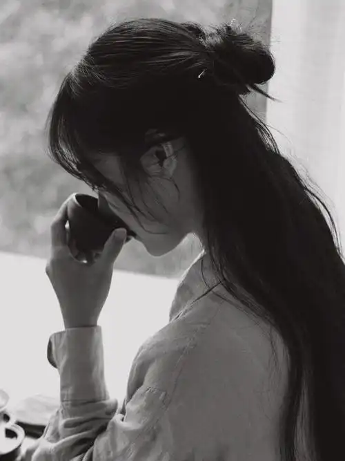 独坐窗前听风起