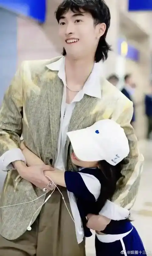 或许是因为有工作要忙,伊能静当天并未现身机场接机儿子,而是派女儿做