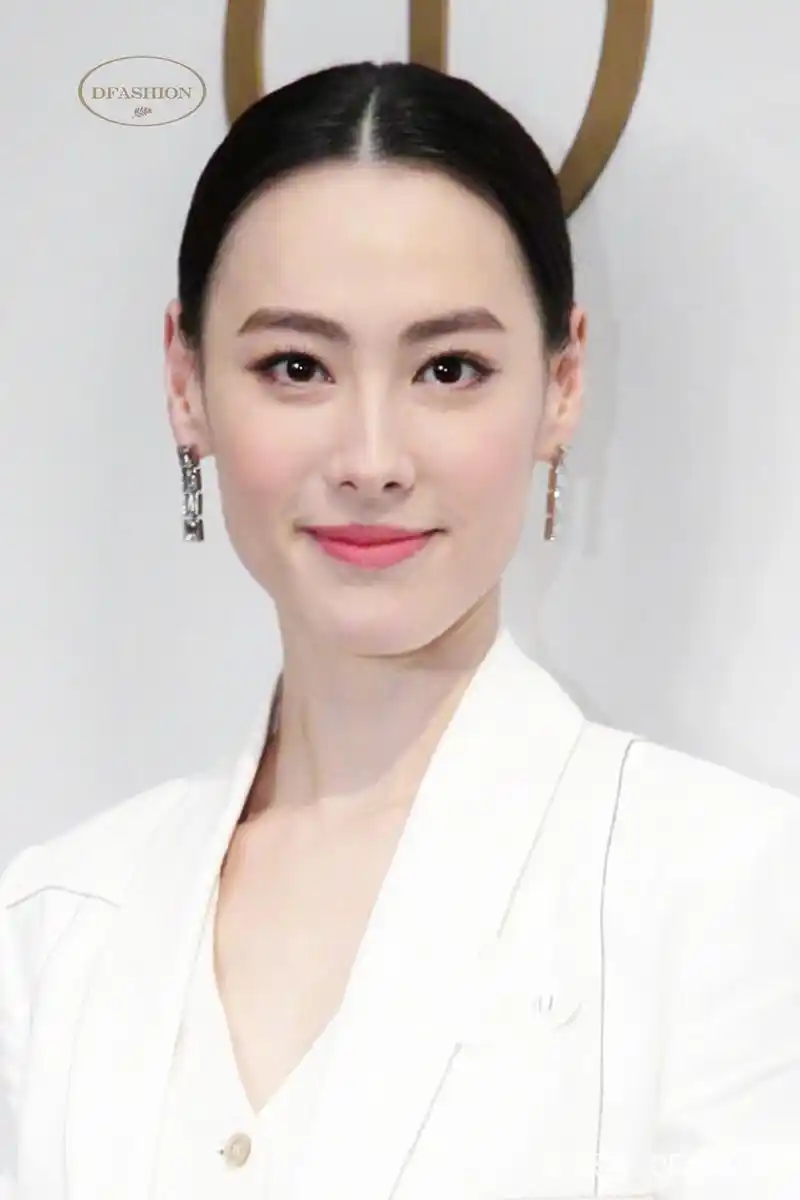 明星梁洛施星尚活动风尚现场,气质五官展独特魅力!