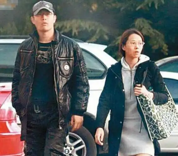 原创12年前牵手伊能静的黄维德,如今事业低迷,与女友相恋28年不结婚