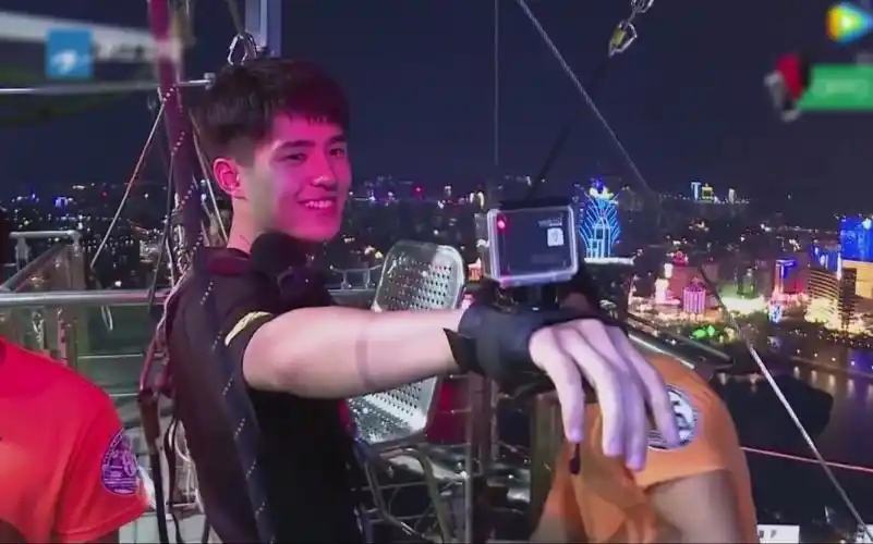 【刘昊然|高能少年团未播花絮】澳门塔蹦极~被他无所畏惧的笑容打败了