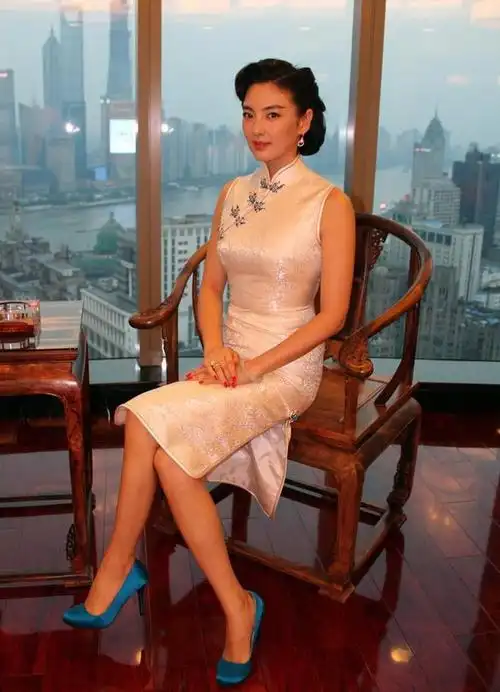 有种身材叫张雨绮,穿印花旗袍扎双马尾又纯又欲,肉全长对了地方