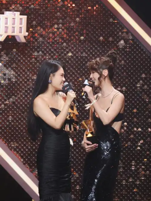 袁娅维薛凯琪同框美晕了##袁娅维薛凯琪合唱月亮代表我的心