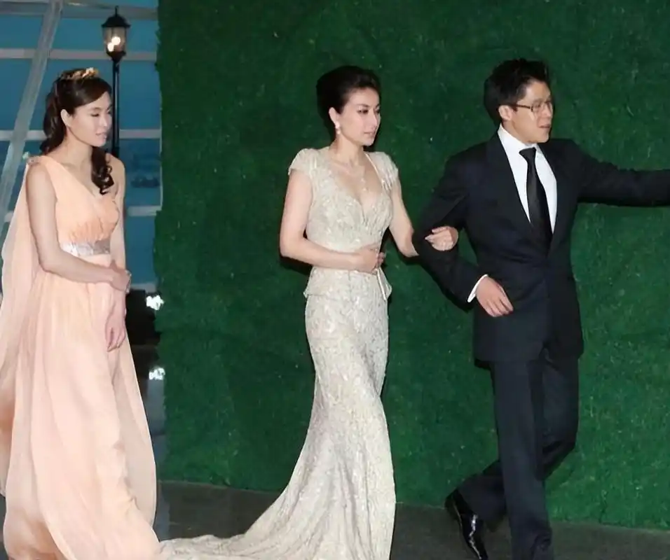 曝郭晶晶这张结婚照太漂亮了,强大的伴娘团,她坐中间像皇室公主